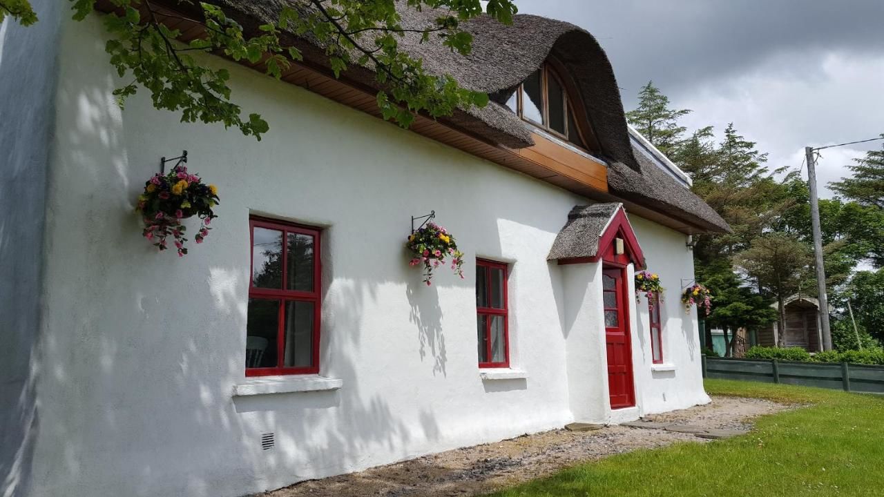 Дома для отпуска Self Catering Donegal - Teac Chondai Thatched Cottage Loughanure-4