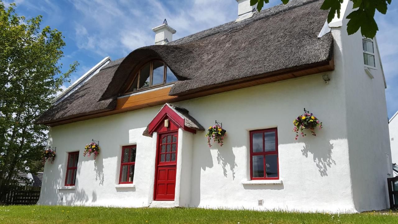 Дома для отпуска Self Catering Donegal - Teac Chondai Thatched Cottage Loughanure-5