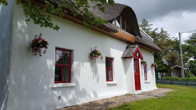 Дома для отпуска Self Catering Donegal - Teac Chondai Thatched Cottage Loughanure-3